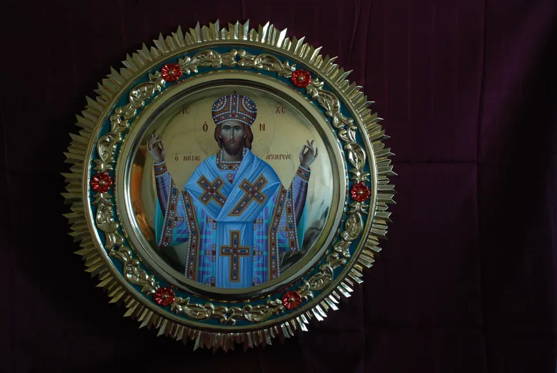 Στρογγυλή εικόνα αγίου ιεράρχη μέσα σε ξυλόγλυπτο επίχρυσο πλαίσιο